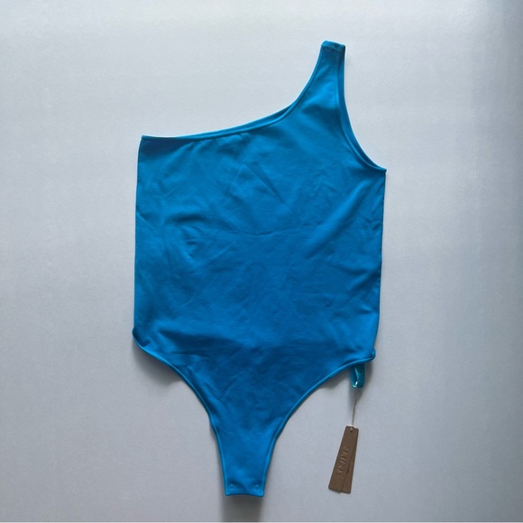 NWT SKIMS Essentials One Shoulder Bodysuit - Picture 3 of 6